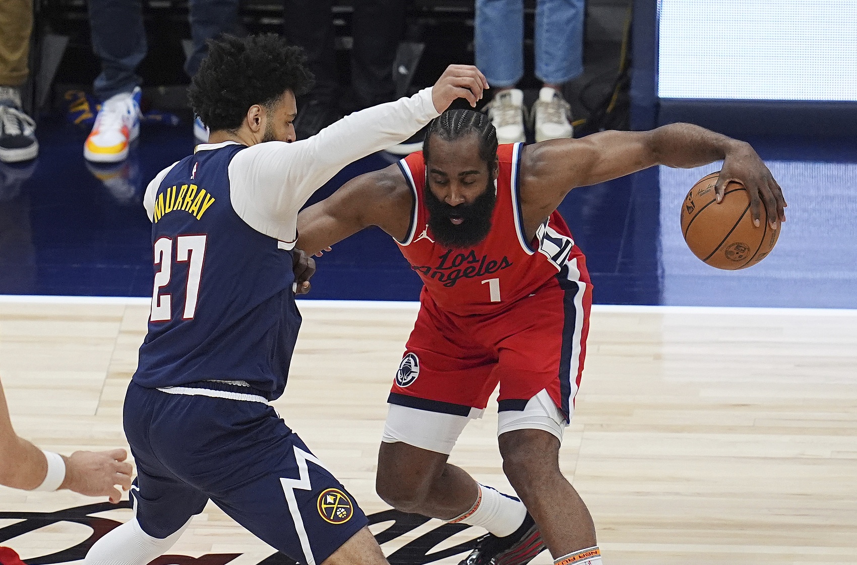 包含清晨NBA季后赛焦点战，洛杉矶快船完成体检，媒体盛赞，数据趋势出现新变化的词条