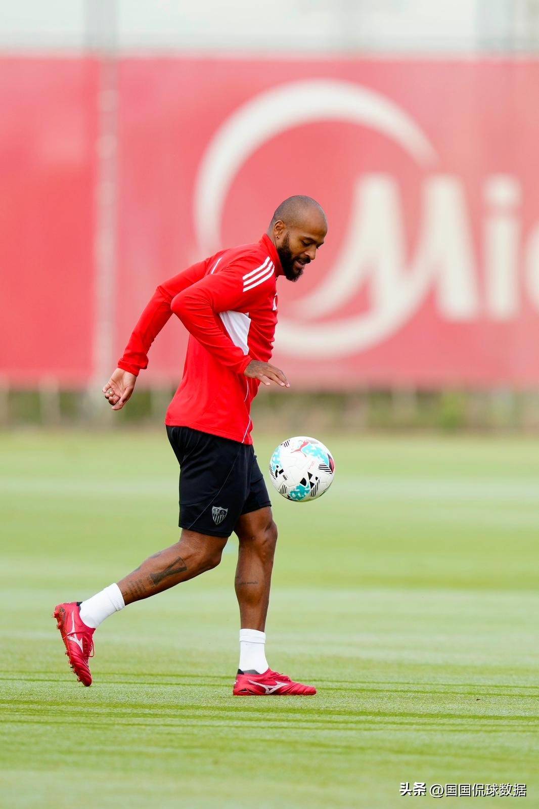 关于塞维利亚发布备战花絮；赛前单刀错失；欧联任务艰巨；年轻球员得到机会的信息