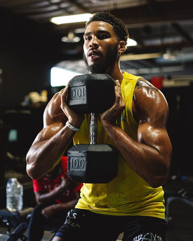 包含芝加哥公牛训练开放日；今夜手感冰凉引欢呼；NBA季后赛在即；训练强度明显提升的词条