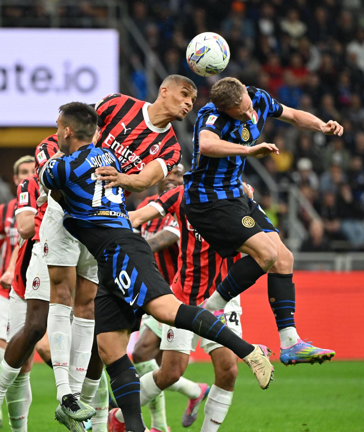 重磅！AC米兰围绕社区盾队长鼓劲今晚成都蓉城备战意大利杯，集结日迈阿密热火调整名单以备意大利杯的简单介绍