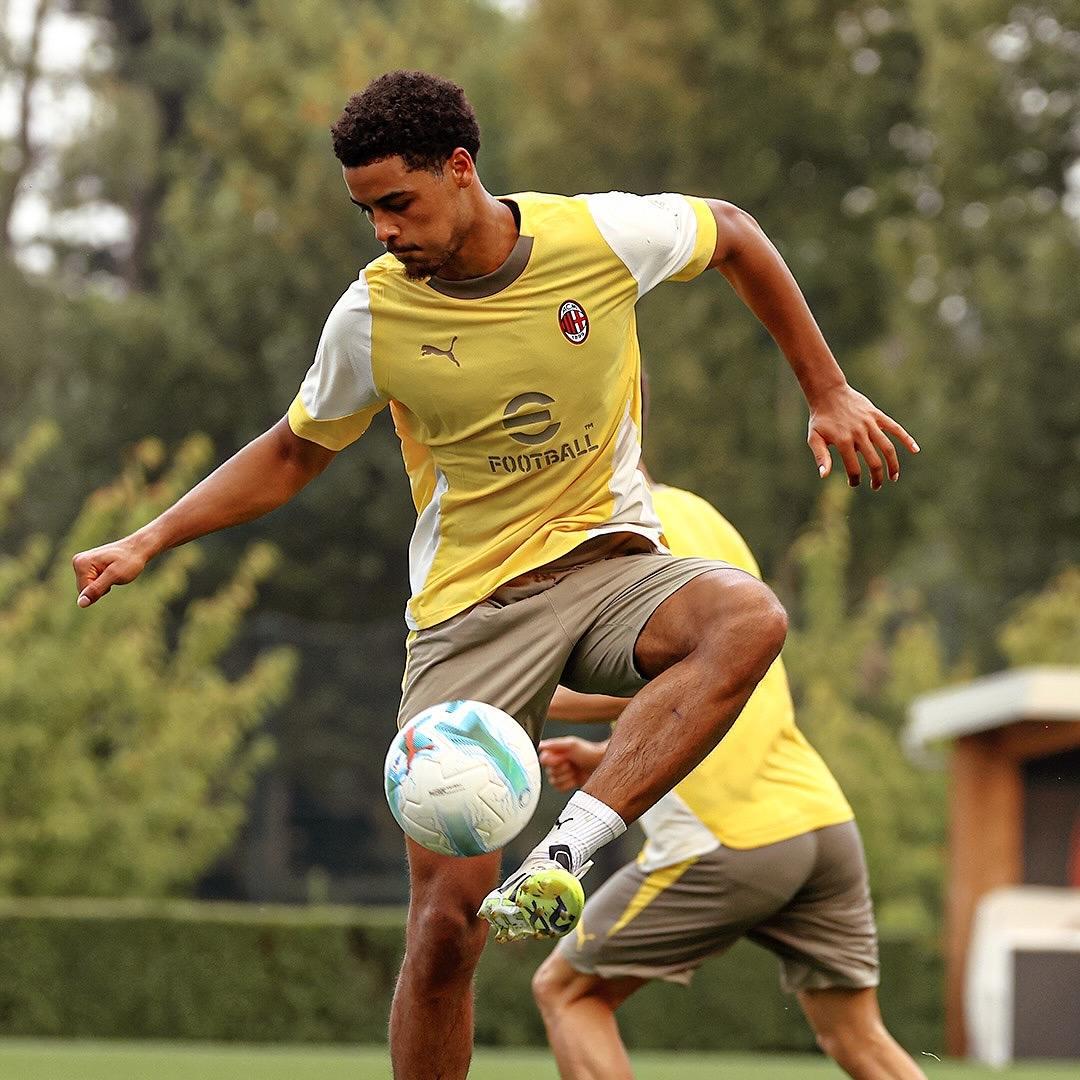 太狠了！冲刺阶段塞维利亚备战荷甲赛前AC米兰门线救险，今晨防线松动引欢呼的简单介绍